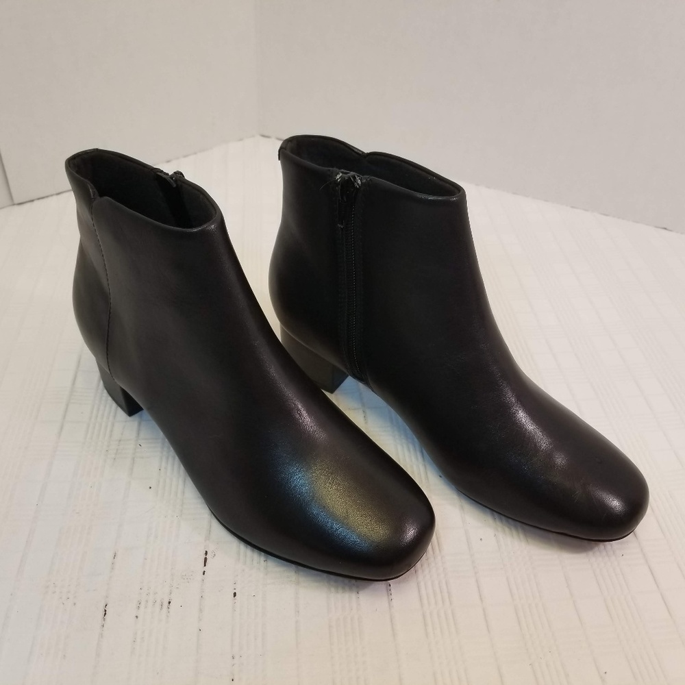 NWOB. Clarks Collection Ankle Boots Size 7M